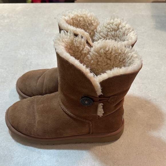 UGG Tan Boots with Cream Lining - Picture 1 of 8